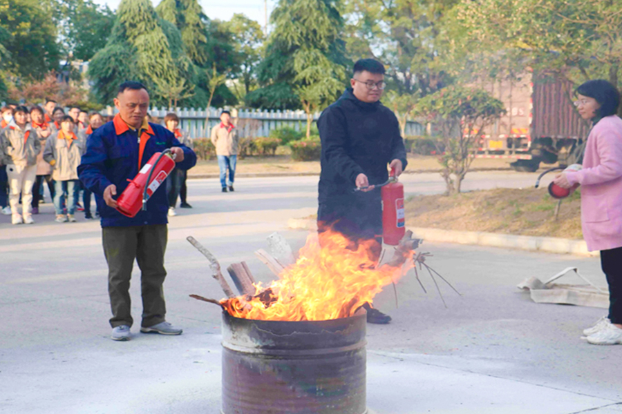 تقوم الشركة بإجراء تدريبات مكافحة الحرائق
